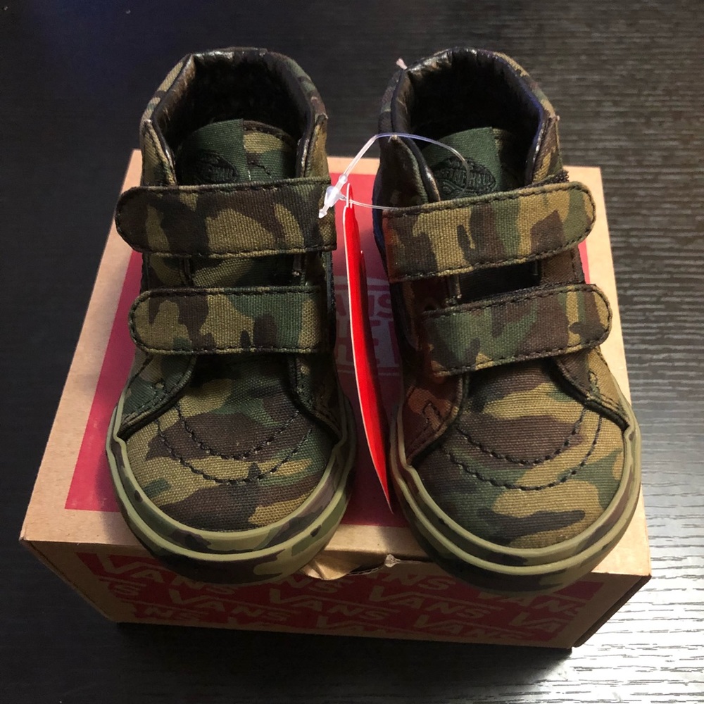 NWT Camo mid top infant Velcro Vans